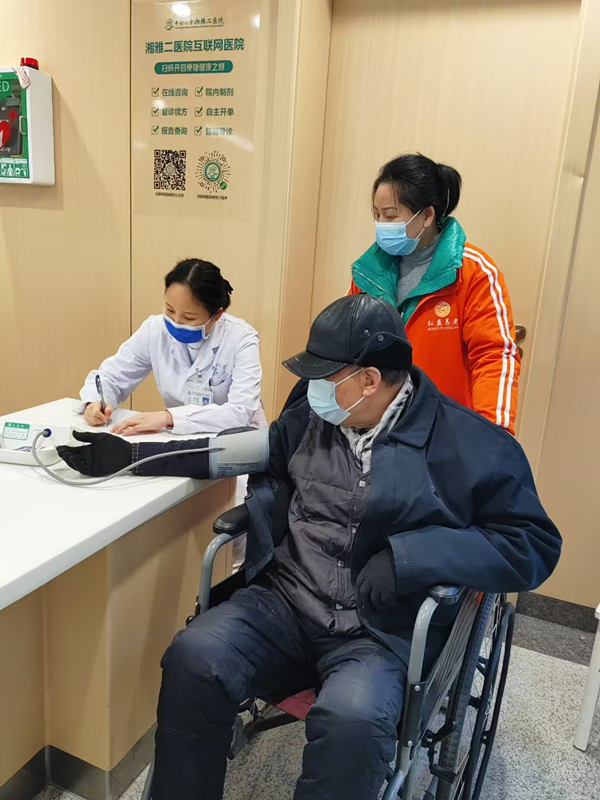 “共享儿女”陪同空巢老人到医院就诊。 “共享儿女”陪同空巢老人到医院就诊。