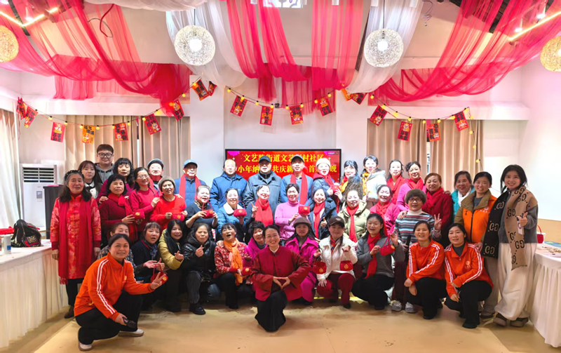 举行“老年大学”汇报演出活动。 举行“老年大学”汇报演出活动。