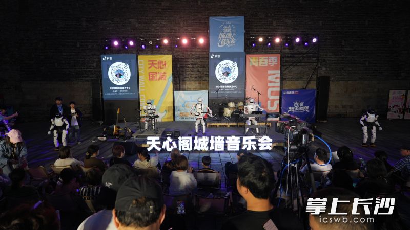 机器人表演吸引了大量市民游客。