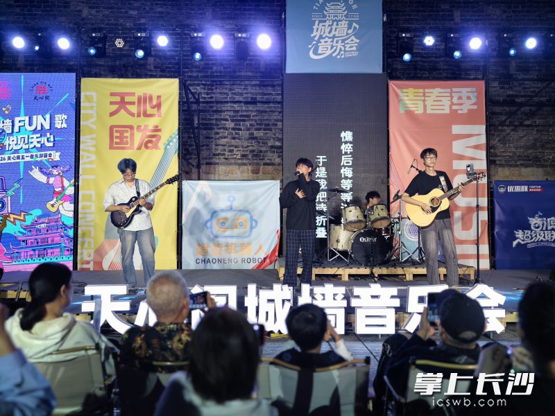 除了机器人，还有高校乐队表演。