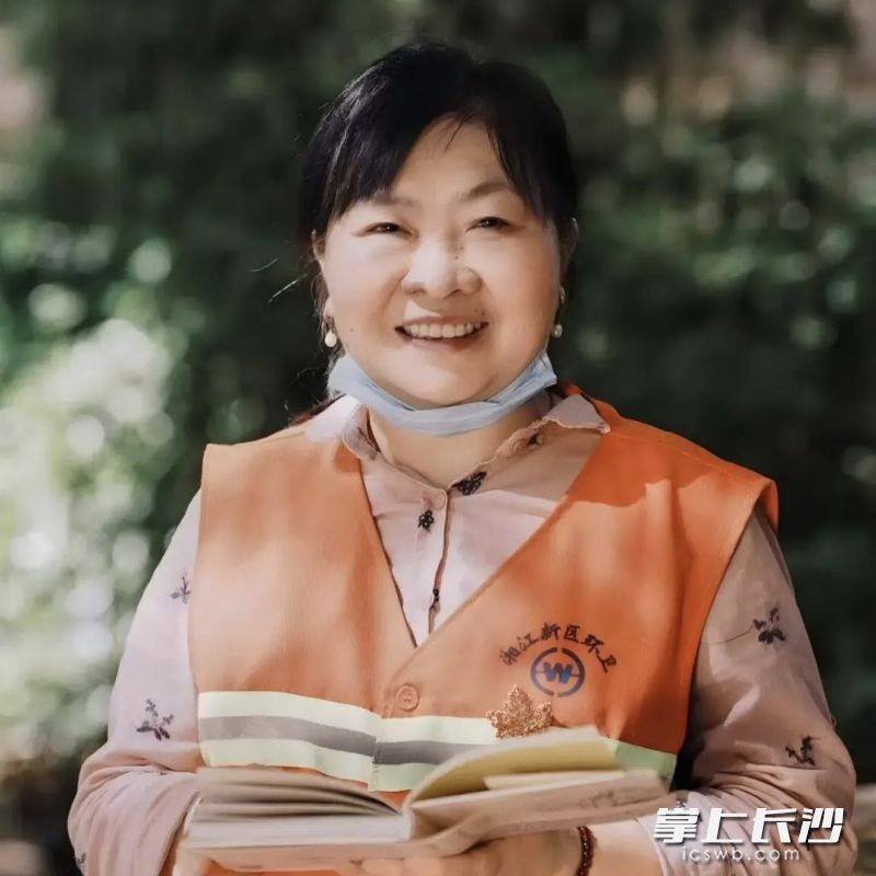 “扫帚诗人”黄新生。 均为通讯员供图 “扫帚诗人”黄新生。 均为通讯员供图