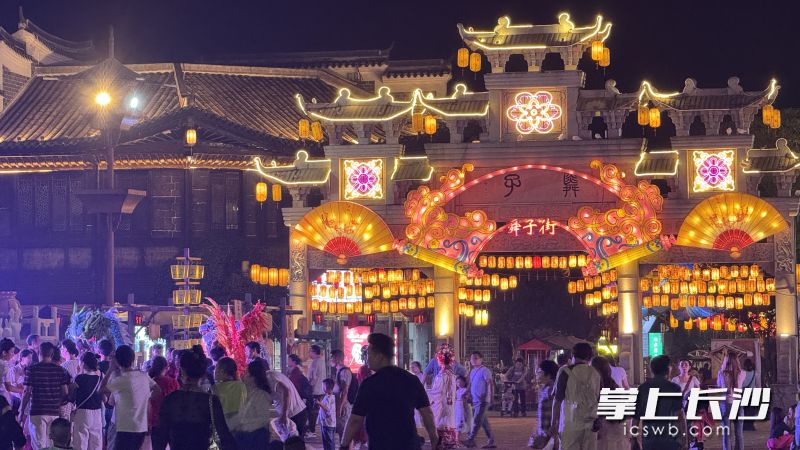 夜晚的铜官窑灯火璀璨,仿佛漫步在古代街巷。长沙晚报全媒体记者 佘倩文 摄 夜晚的铜官窑灯火璀璨,仿佛漫步在古代街巷。长沙晚报全媒体记者 佘倩文 摄