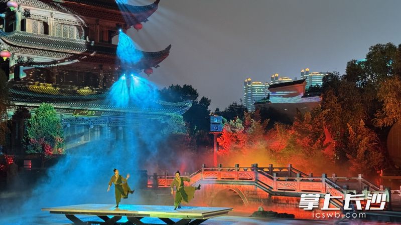 夜晚,《花开橘洲·江天暮雪》湖湘文化美学主题演艺上演。长沙晚报全媒体记者 佘倩文 摄 夜晚,《花开橘洲·江天暮雪》湖湘文化美学主题演艺上演。长沙晚报全媒体记者 佘倩文 摄