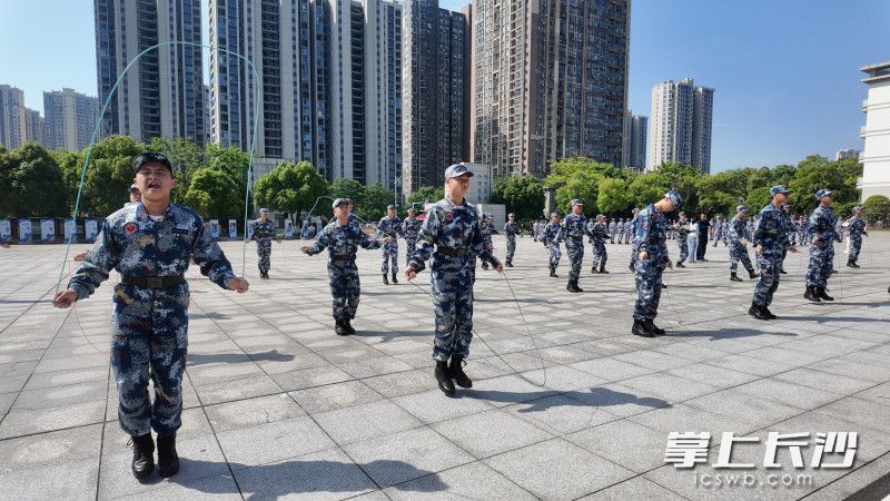 跳绳、俯卧撑、旋转……航空班学员每天必须保证两小时以上运动时间。
