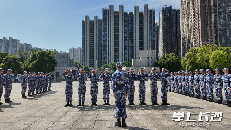 周南中学航空班学员大课间进行队列训练。 均为长沙晚报全媒体记者张炎炎摄