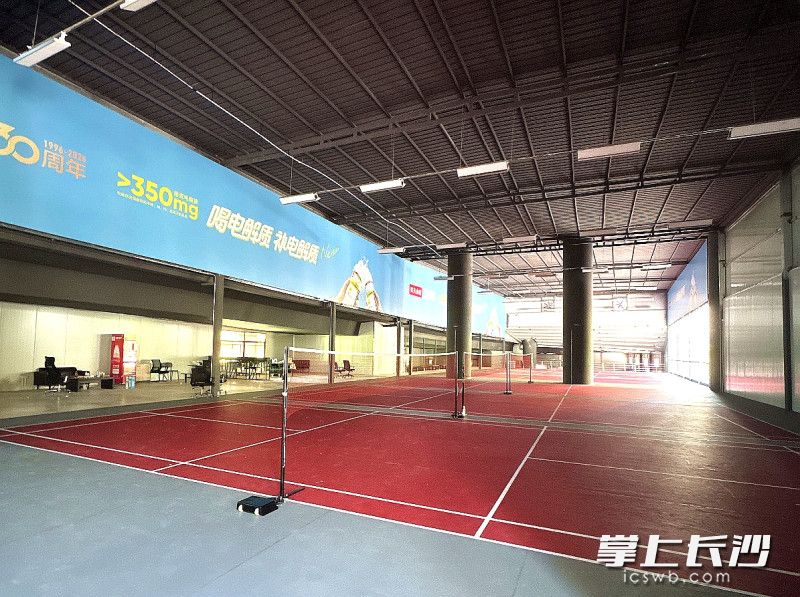 天心区南二环浦沅桥下公园羽毛球馆主体及篮球半场等设施基本完工。