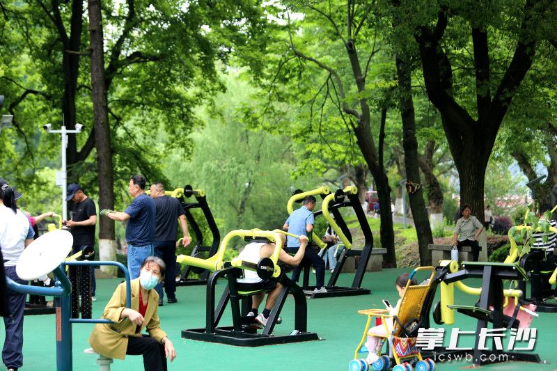 烈士公园健身广场，新增6张室外乒乓球台、12套力量器械、2片悬浮式羽毛球场。