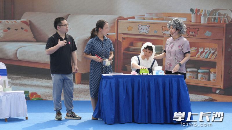 “科学育儿·福润万家”开福区科学育儿进万家活动举行,湖南省妇幼保健院带来科普剧《育儿先育己,科学不玄学》。 均为通讯员供图 “科学育儿·福润万家”开福区科学育儿进万家活动举行,湖南省妇幼保健院带来科普剧《育儿先育己,科学不玄学》。 均为通讯员供图