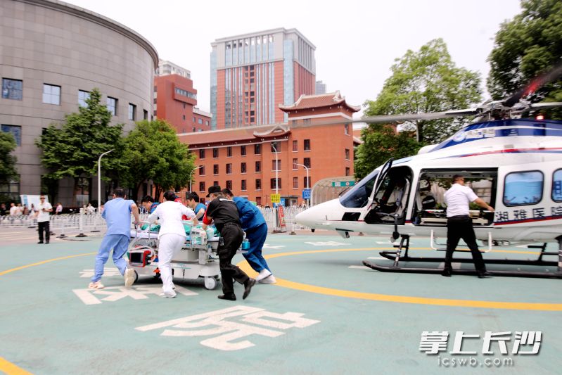 揭牌仪式后,湖南省警医联动医学救援和培训中心(中南大学湘雅医院)举行了交通事故警医联动航空医疗救援演练。长沙晚报通讯员汪泉佺 摄 揭牌仪式后,湖南省警医联动医学救援和培训中心(中南大学湘雅医院)举行了交通事故警医联动航空医疗救援演练。长沙晚报通讯员汪泉佺 摄
