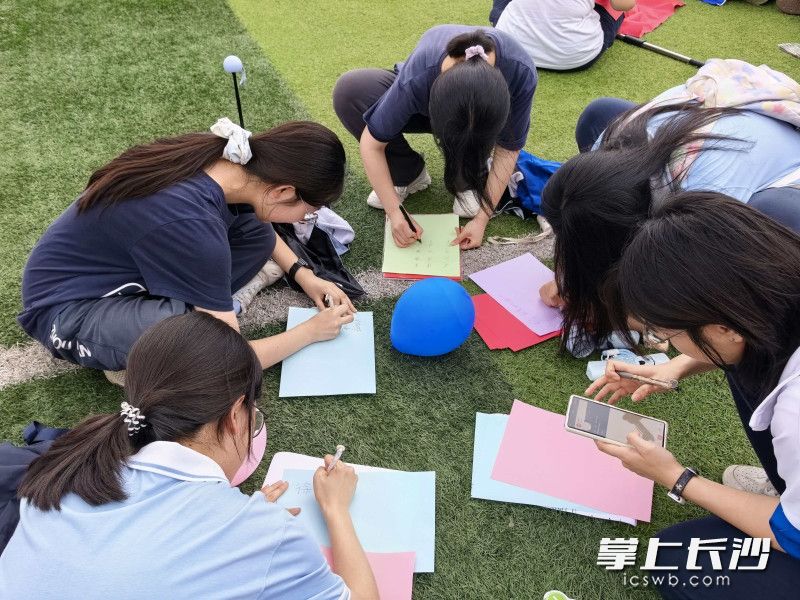 周南中学举行高三趣味团体辅导活动,为备考学子减压。 均为长沙晚报通讯员李雨晴摄 周南中学举行高三趣味团体辅导活动,为备考学子减压。 均为长沙晚报通讯员李雨晴摄