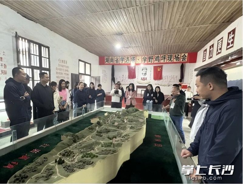 长沙市委党校第67期中青班赴龙山县开展党性锻炼活动。 通讯员供图 长沙市委党校第67期中青班赴龙山县开展党性锻炼活动。 通讯员供图