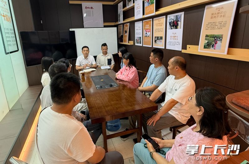 荷花园街道流动党员党支部成立一周年党员大会召开。长沙晚报全媒体记者 陈焕明 摄 荷花园街道流动党员党支部成立一周年党员大会召开。长沙晚报全媒体记者 陈焕明 摄