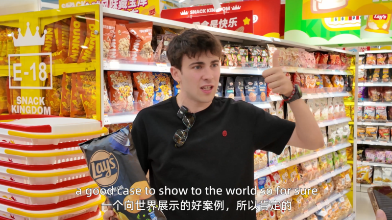 一位西班牙游客在零食王国体验。均为长沙晚报通讯员 谢海 供图