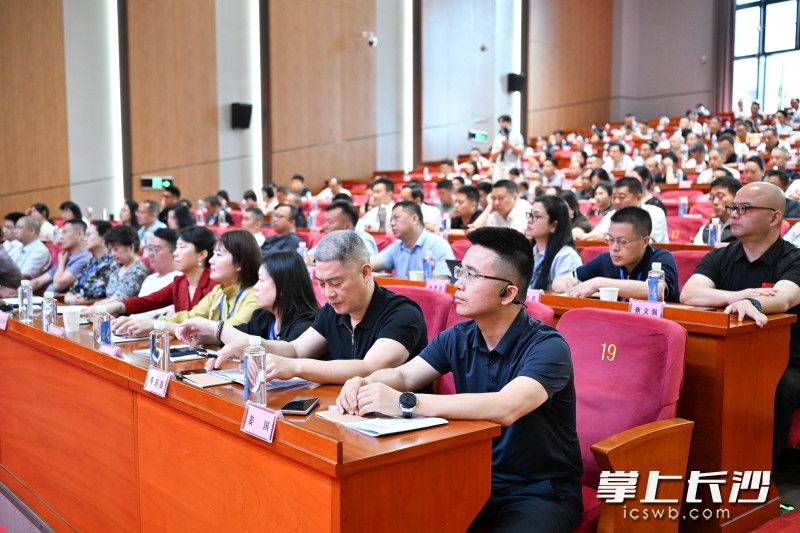 来自全市160家行业协会商会的党组织书记、会长等主要负责人参加培训。