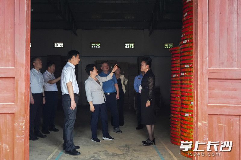 5月18日，省委常委、市委书记吴桂英在长沙县调研经济社会发展情况，督导安全生产、防汛等工作，走进天美烟花爆竹有限公司。