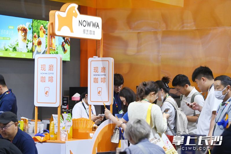 5月20日至22日，“CCFA新消费论坛—2026中国便利店大会”在长沙举行，图为挪瓦咖啡展位。通讯员供图