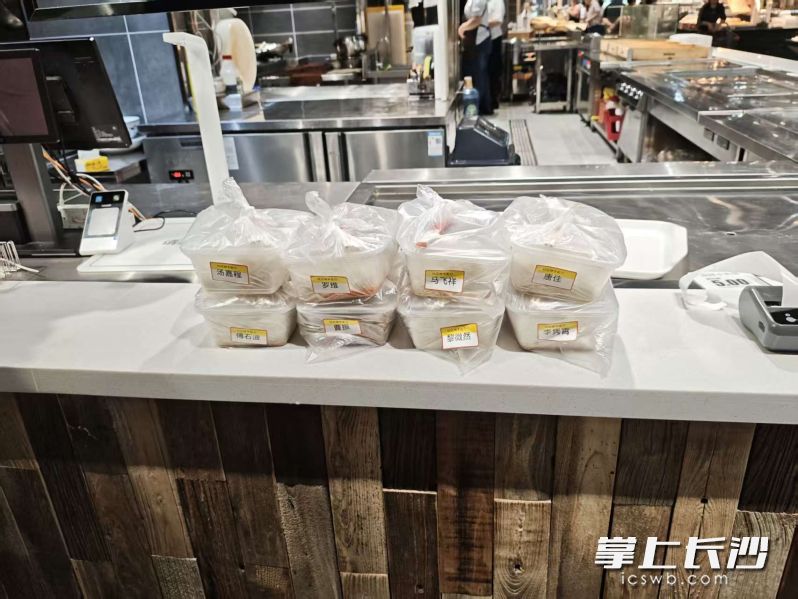 暖心饭菜静静等待从送餐路上归来的骑手们。 暖心饭菜静静等待从送餐路上归来的骑手们。