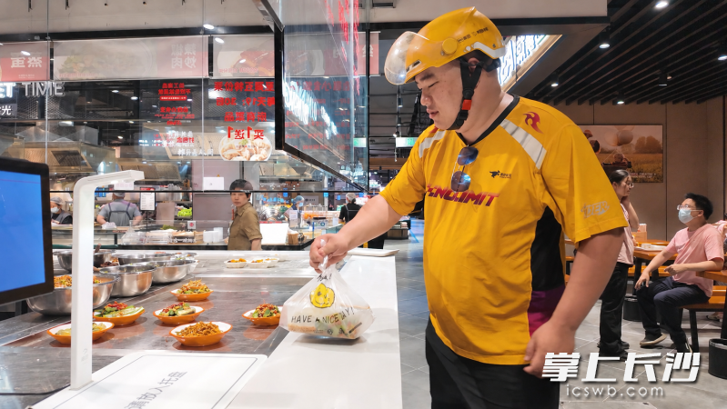 超市餐饮区,外卖员在取餐。图片均为长沙晚报全媒体记者 李金 摄 超市餐饮区,外卖员在取餐。图片均为长沙晚报全媒体记者 李金 摄