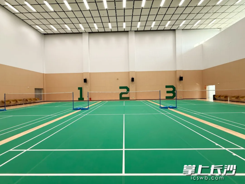 羽毛球馆则设有3片相连标准场地。 羽毛球馆则设有3片相连标准场地。