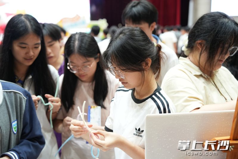 本次心理游园会是学校“5·25”心理活动月的重要组成部分。 本次心理游园会是学校“5·25”心理活动月的重要组成部分。