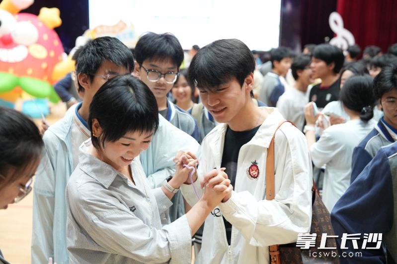 讲座结束后,家长们全员沉浸式参与游园活动,与孩子并肩游戏、温情互动。 讲座结束后,家长们全员沉浸式参与游园活动,与孩子并肩游戏、温情互动。