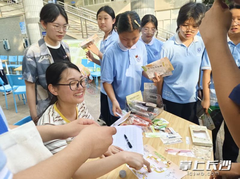 学校邀请家长参与其中,以家校共育的形式,为青少年心理健康成长筑牢双重保障。 学校邀请家长参与其中,以家校共育的形式,为青少年心理健康成长筑牢双重保障。