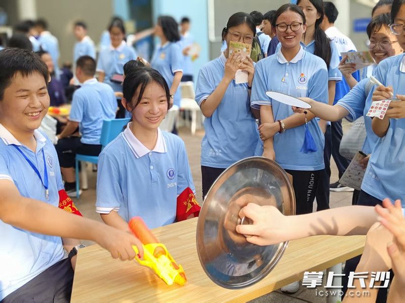 “‘浇’个朋友 三二一看这边”趣味互动中,同学们在夏日水花飞溅间一扫身心烦闷,尽显少年鲜活朝气。均为长沙晚报通讯员 李雨晴 摄 “‘浇’个朋友 三二一看这边”趣味互动中,同学们在夏日水花飞溅间一扫身心烦闷,尽显少年鲜活朝气。均为长沙晚报通讯员 李雨晴 摄