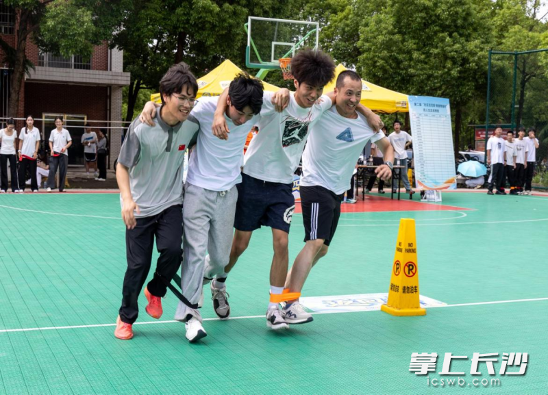大学生们饶有兴致地参加趣味体育运动。 大学生们饶有兴致地参加趣味体育运动。