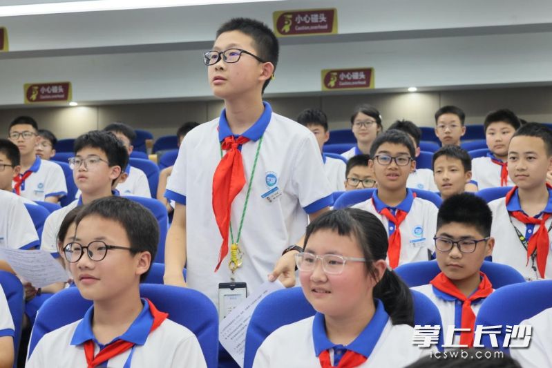 学生们踊跃地跟专家互动。 学生们踊跃地跟专家互动。