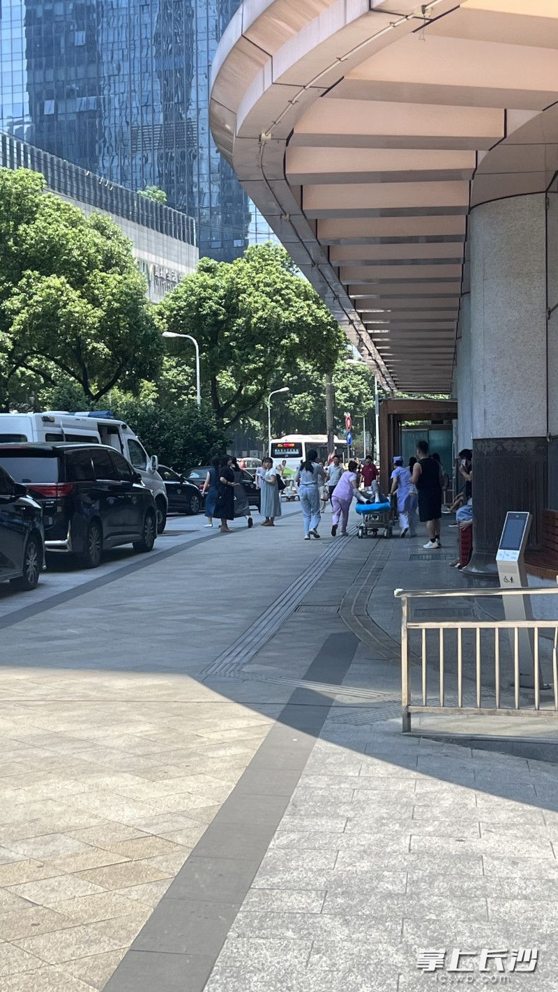 老人昏迷倒地后,被众人合力送往湖南省妇幼保健院急救。 受访者供图 老人昏迷倒地后,被众人合力送往湖南省妇幼保健院急救。 受访者供图