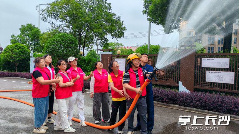 志愿者参与灭火实操。均由长沙晚报通讯员 郭世泽 供图
