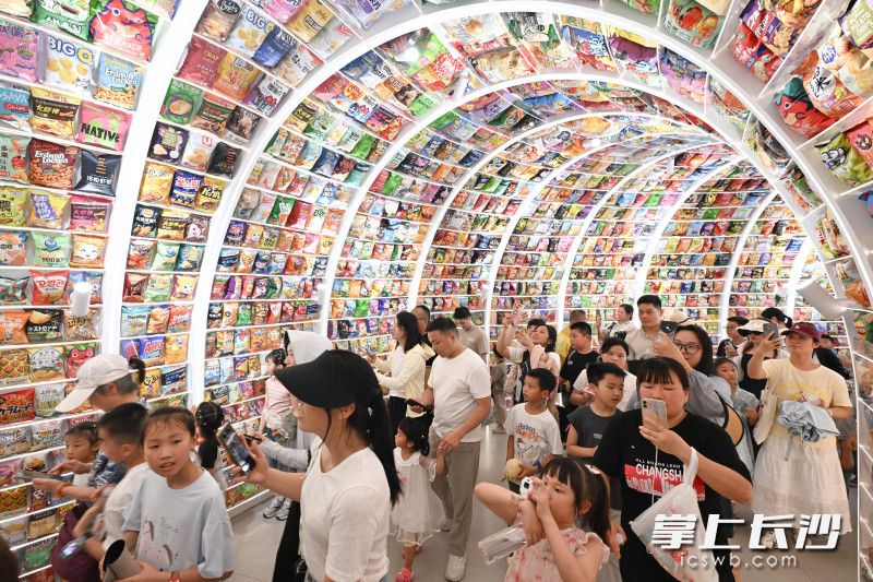 孩子们徜徉其中，满眼欢喜。