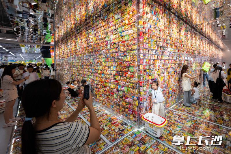现场，各种装置吸引小朋友们拍照打卡。