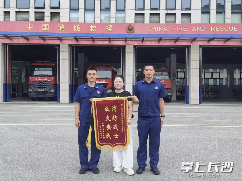 市民给蒋志成(左)送来锦旗。 均为长沙晚报通讯员 黄志玲 摄 市民给蒋志成(左)送来锦旗。 均为长沙晚报通讯员 黄志玲 摄