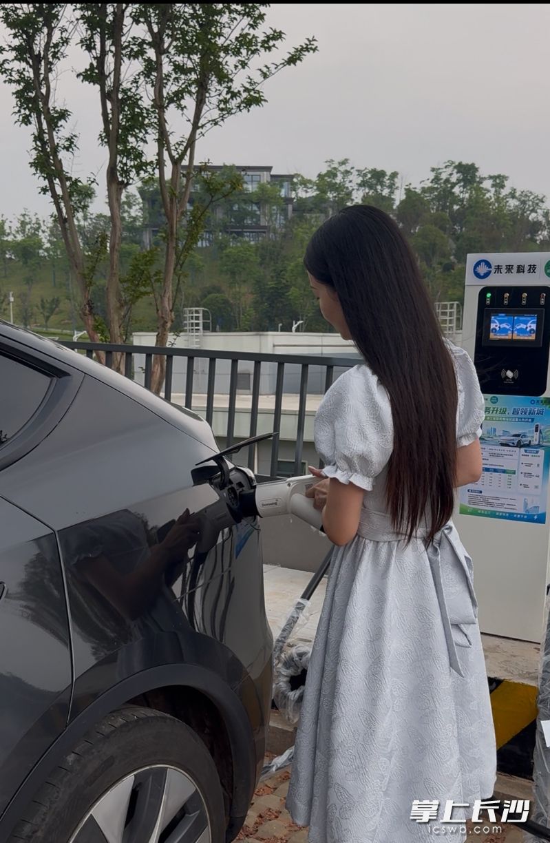 由湘江智能旗下控股子公司未来科技公司投资建设的智能网联产业园充电站开启试运营。 均为长沙晚报全媒体记者范宏欢 通讯员王婧菲摄 由湘江智能旗下控股子公司未来科技公司投资建设的智能网联产业园充电站开启试运营。 均为长沙晚报全媒体记者范宏欢 通讯员王婧菲摄