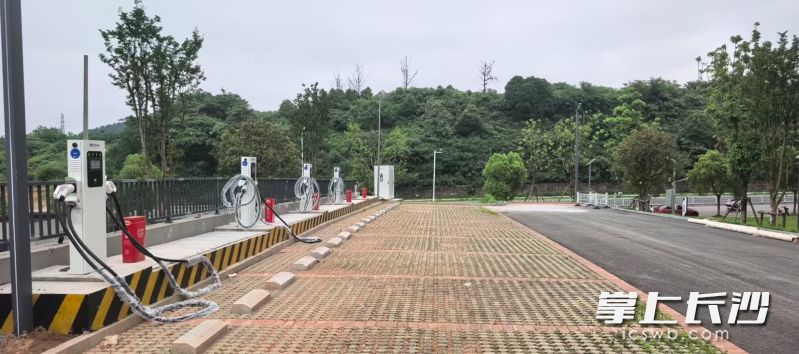 充电站聚焦园区及周边高频充电需求,配备了600kW大功率智能充电堆,安装5个充电桩、10支60kW标准快充充电枪。 充电站聚焦园区及周边高频充电需求,配备了600kW大功率智能充电堆,安装5个充电桩、10支60kW标准快充充电枪。