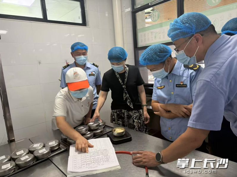 刘金文深入学校食堂操作间、原料库房、洗消间等重点区域,详细询问“日管控、周排查、月调度”工作机制的落实情况。 长沙晚报全媒体记者 盛磊 摄 刘金文深入学校食堂操作间、原料库房、洗消间等重点区域,详细询问“日管控、周排查、月调度”工作机制的落实情况。 长沙晚报全媒体记者 盛磊 摄