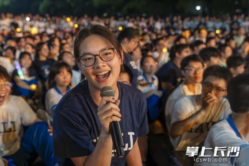 草地音乐会上，《七里香》到《找自己》四首连唱，帮高三学生解压充电。