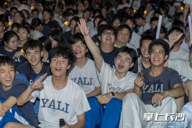 同学们席地而坐，卸下疲惫，找回自信。
