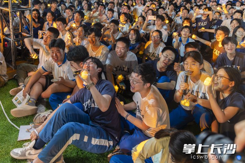 高三学子在旋律中放松身心。