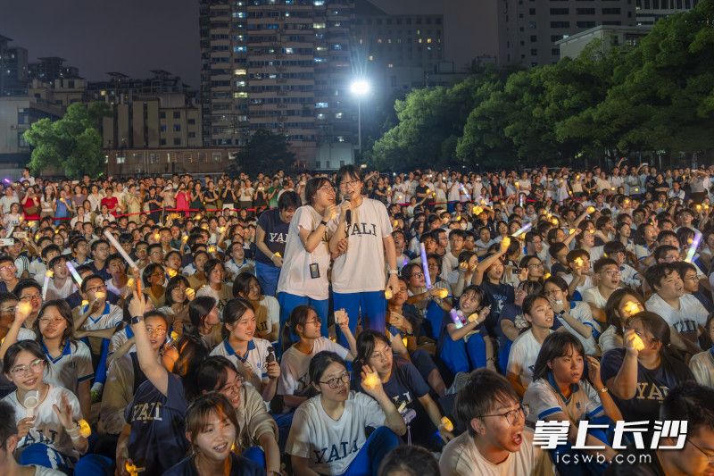 同学们一起唱。