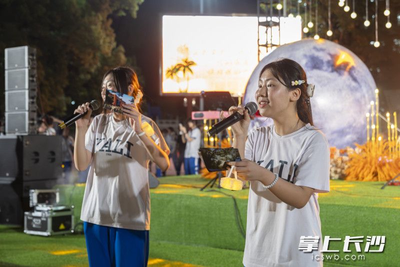 高一高二的学弟学妹们领唱，祝福高三学长学姐。