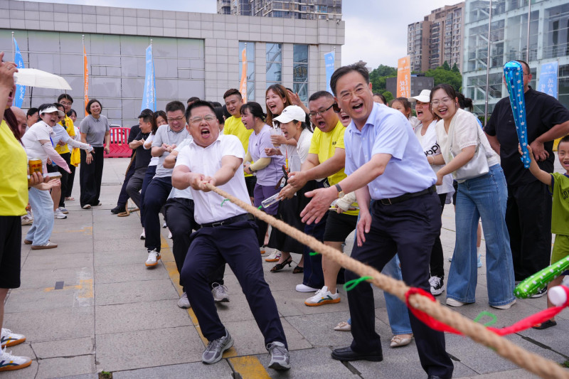 参赛者在拔河比赛中奋勇争先。