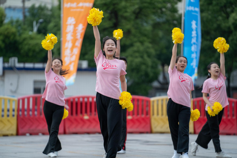 湖南女子学院啦啦队以活力四射的开场表演为活动启幕。   均为红星实业集团供图