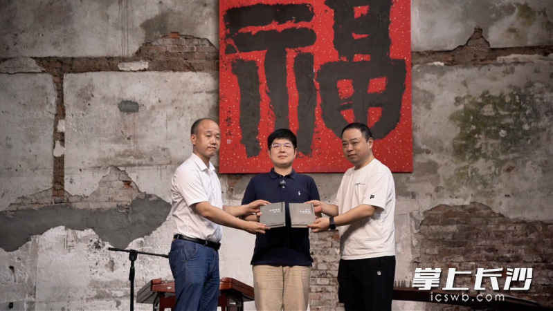 现场正式举行方志捐赠仪式。