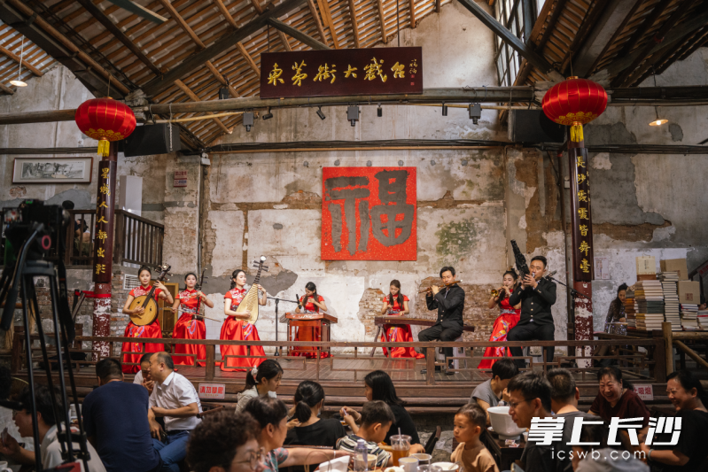 6月7日，国内首个方志音乐节在芙蓉区东茅街茶馆正式启幕。均为受访方供图