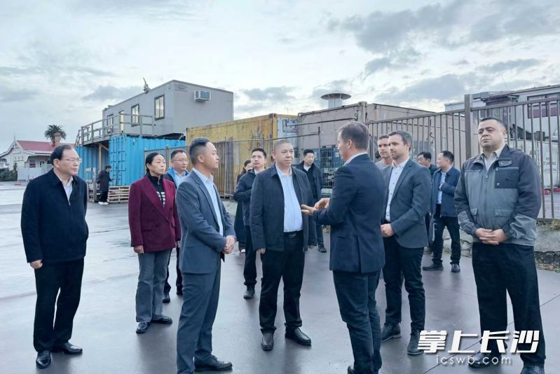 刘新良在新西兰阿旺特住宅项目考察。 刘新良在新西兰阿旺特住宅项目考察。