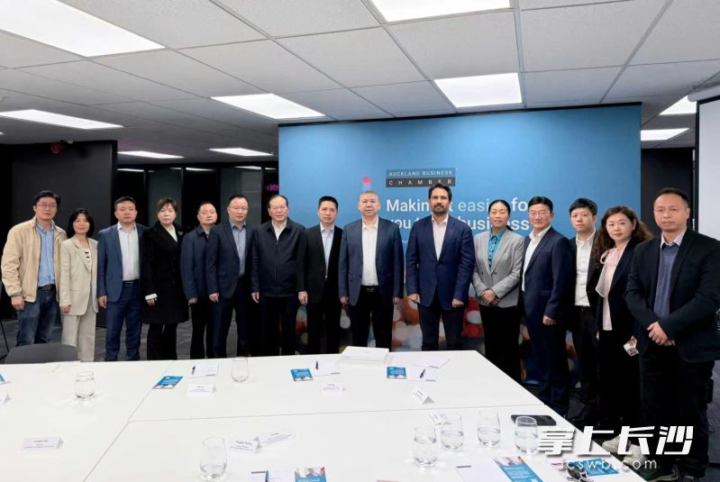 刘新良率团拜访奥克兰商会,并与大家合影留念。 刘新良率团拜访奥克兰商会,并与大家合影留念。