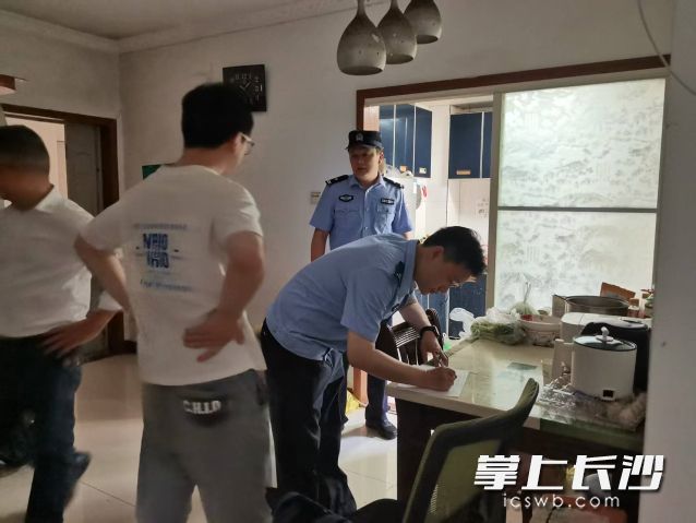 工作人员对排查出的安全隐患现场登记建档。 工作人员对排查出的安全隐患现场登记建档。