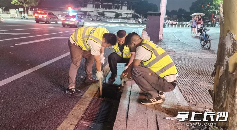 7日晚11时，天心区市政设施维护排渍科工作人员在雨湖路对排水管网进行清淤疏浚。